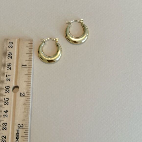 Minimalist hoop earrings M980 - Picture 3 of 3